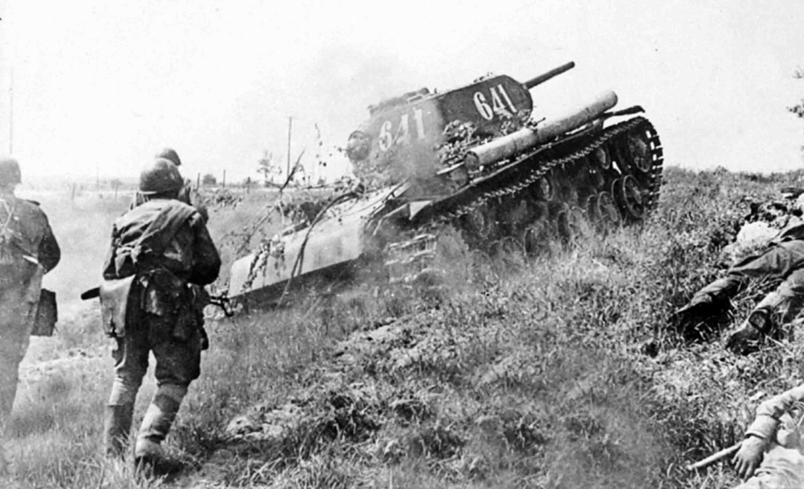 Soviet Kv1 Attacking With Infantry